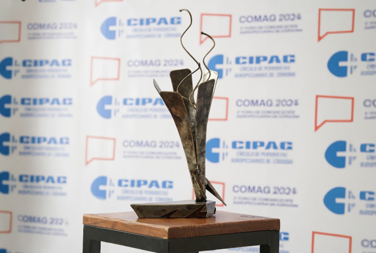 premio desafío comag estatuilla