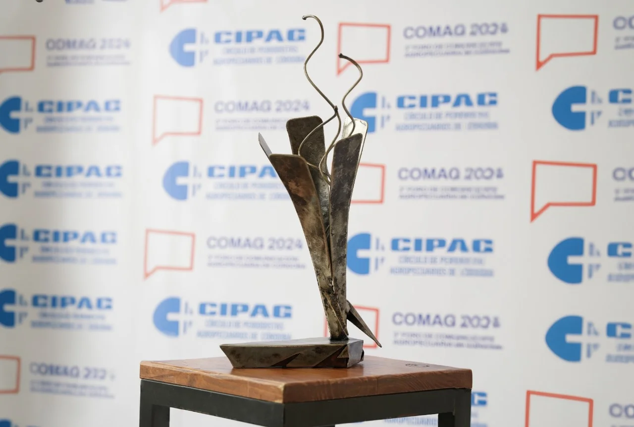 premio desafío comag estatuilla
